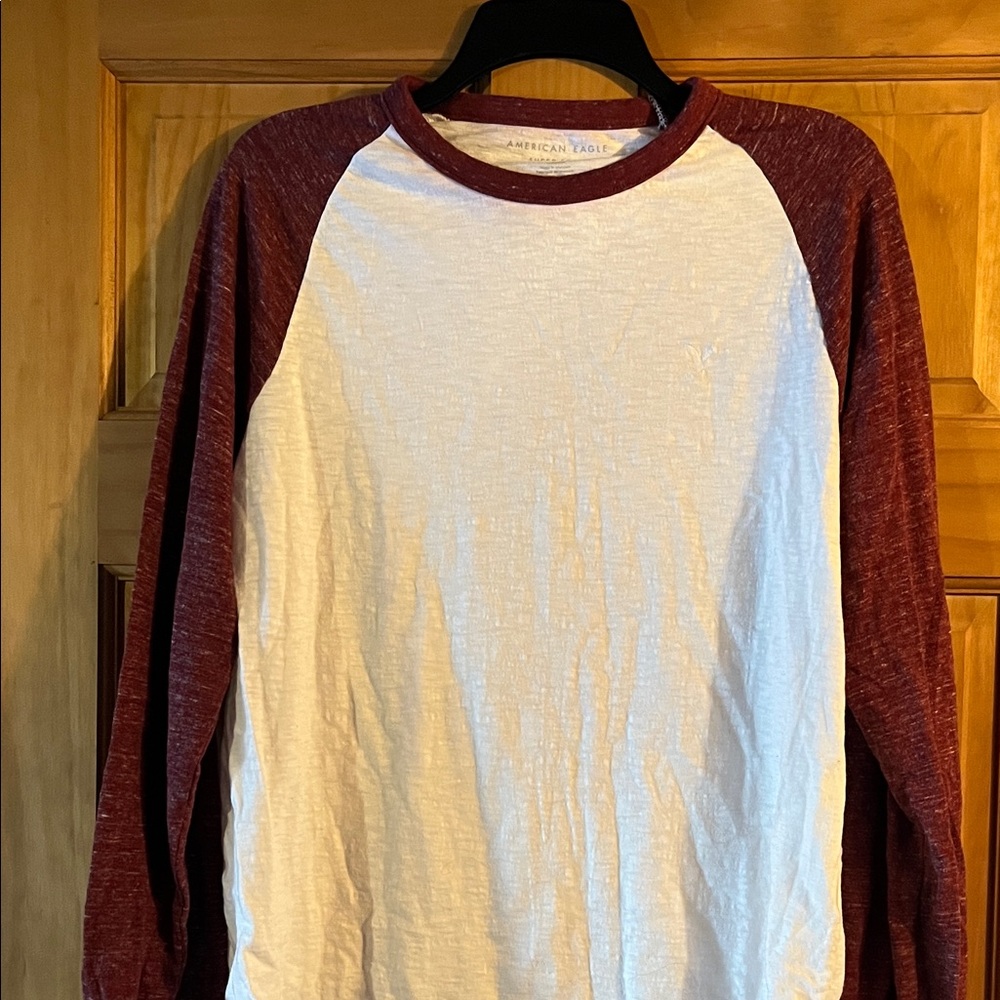 American Eagle Outfitters Men's Maroon and White Long Sleeve Tee